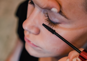 Verven van de wenkbrauwen:wimpers