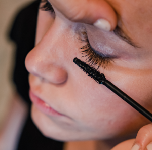Verven van de wenkbrauwen:wimpers