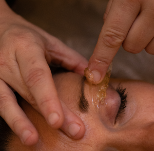 Suikerepilatie WenkbrauwenWenkbrauwen